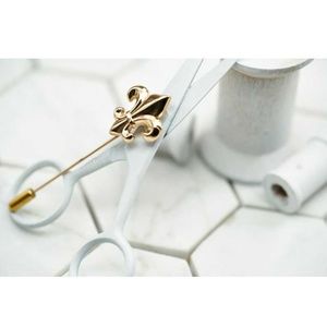 Dear Martian Mens Fleur De Lis Metal Lapel Pin